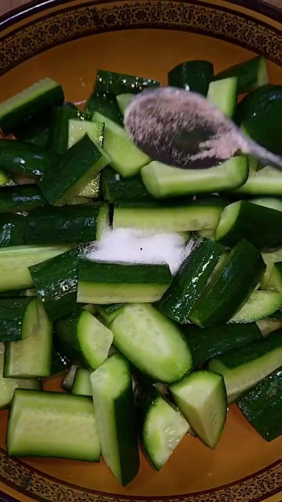 躺着吃瓜的图片,享受夏日悠闲时光