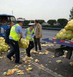 交警抓车吃瓜,交警抓车现场竟成吃瓜群众聚集地