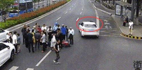 吃瓜群众被撞骨折,引发社会关注与反思