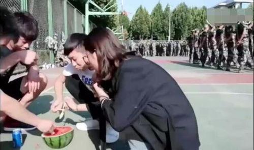 新生军训我吃瓜,揭秘校园里的青春火花