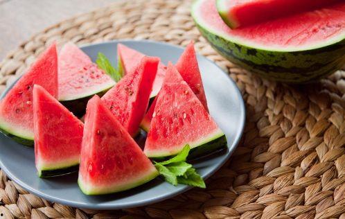 回家带凳吃瓜,夏日休闲新风尚